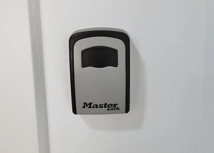 Magnet 3 Self Check In Apartment